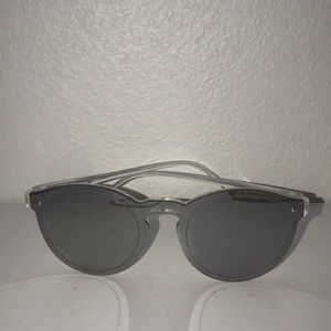 Gray cute and trendy sun glasses.